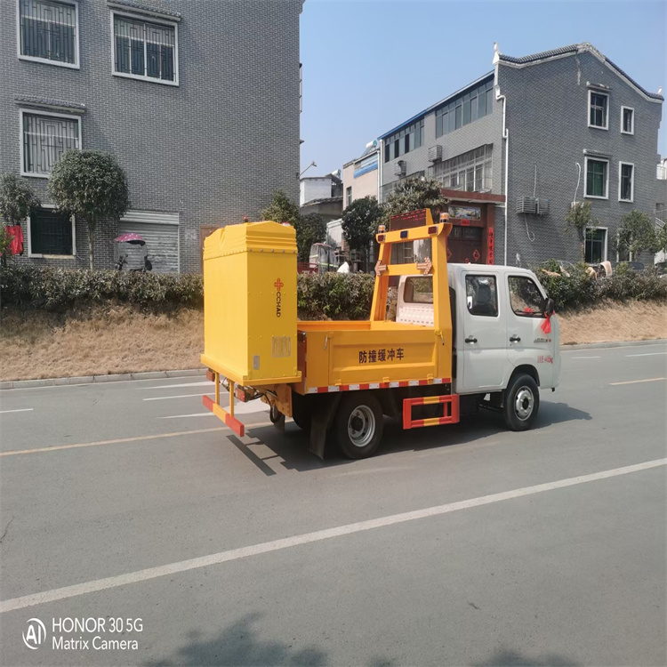 新规蓝牌福田双排防撞缓冲车 小身材守护大安全，扫路车市场迎跨界新选择